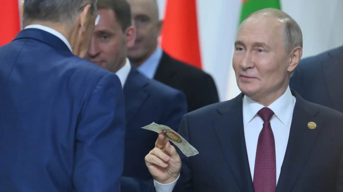 Владимир Путин с денежной банкнотой БРИКС на саммите в Казани, 23 октября 2024 года. Фото: Григорий Сысоев /&nbsp;<a target="_blank" data-stringify-link="http://brics-russia2024.ru" data-sk="tooltip_parent" href="http://brics-russia2024.ru/" rel="noopener noreferrer">brics-russia2024.ru</a>