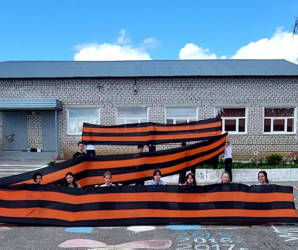 Школьники из Саратовской области во время акции в поддержку российских военнослужащих. Фото: соцсети 