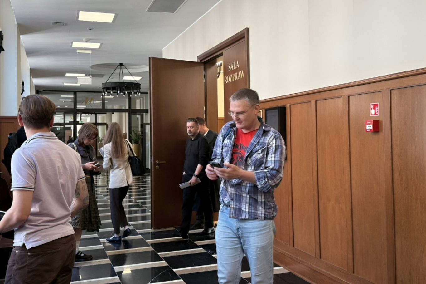 Анатолий Блинов покидает зал суда. Варшава, Польша. 22 июля 2026 года. Фото: Элла Волкова / «Новая газета Европа»