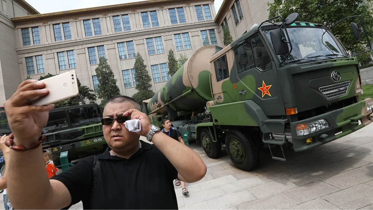 Посетитель фотографируется рядом с ракетно-ядерным комплексом вооружения DF-31, представленным на выставке в Военном музее в честь 90-летия армии Китайской Народной Республики в Пекине, Китай, 27 июля 2017 года. Фото: Wu Hong / EPA<br>