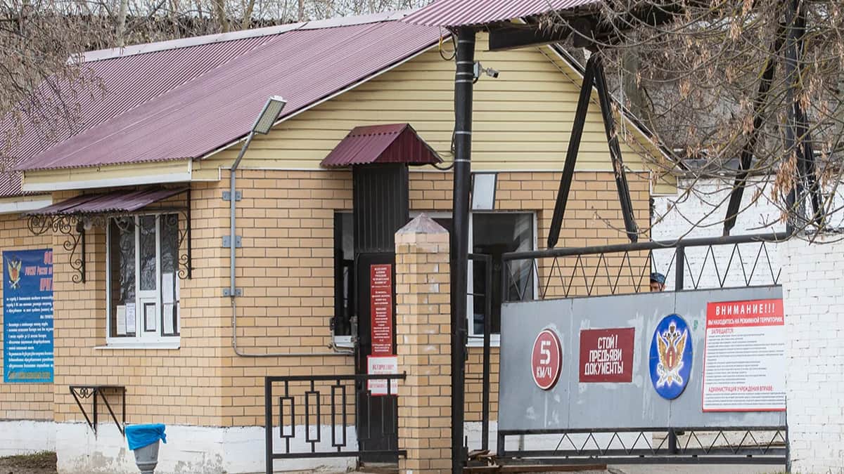 КПП исправительной колонии в Владимирской области. Фото: Сергей Ильницкий / EPA