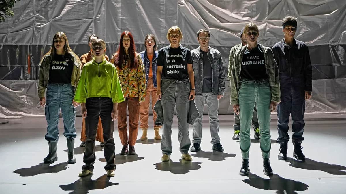 Сцена из документального спектакля «Xáta — Zuhause». Фото: Muenchner Kammerspiele
