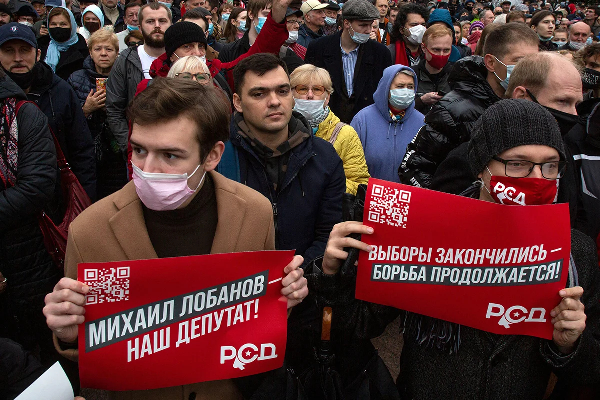 Люди держат плакаты в поддержку кандидата в депутаты Государственной Думы Михаила Лобанова. Фото: Николай Винокуров / Alamy / Vidapress