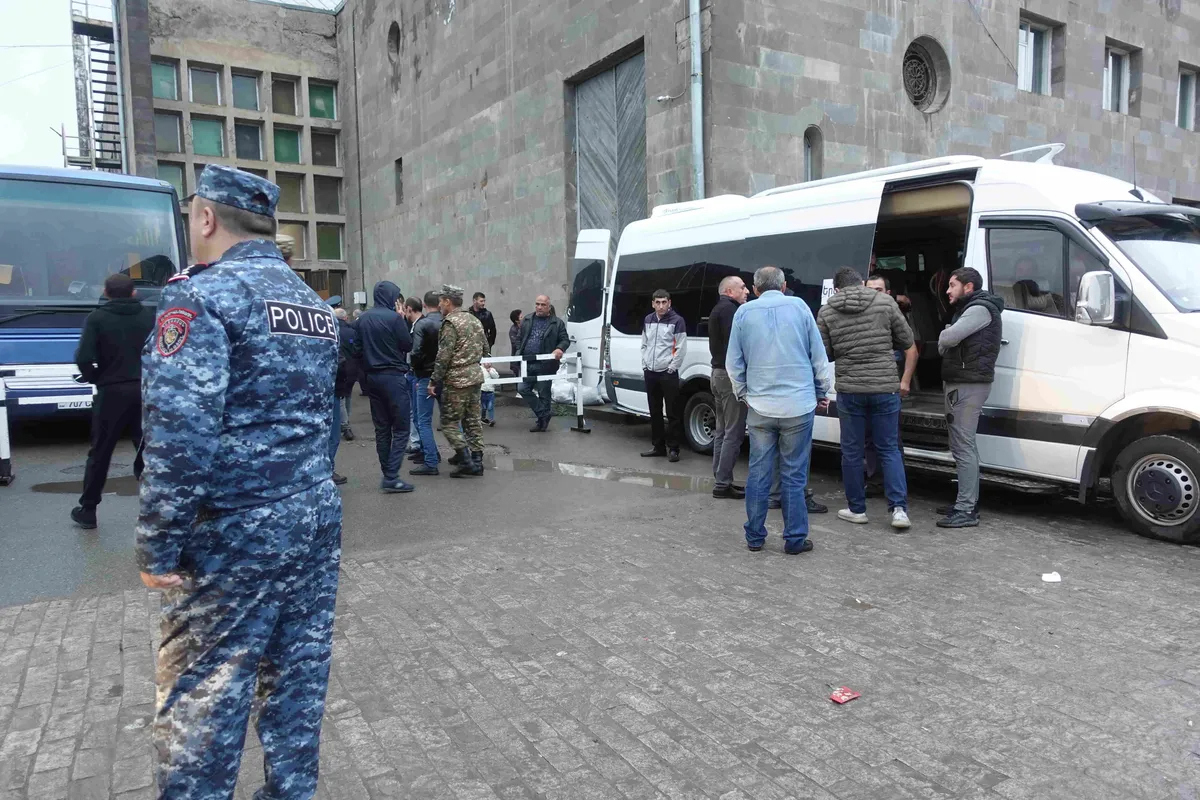 У театра дежурят полиция и военные. Фото: Павел Кузнецов