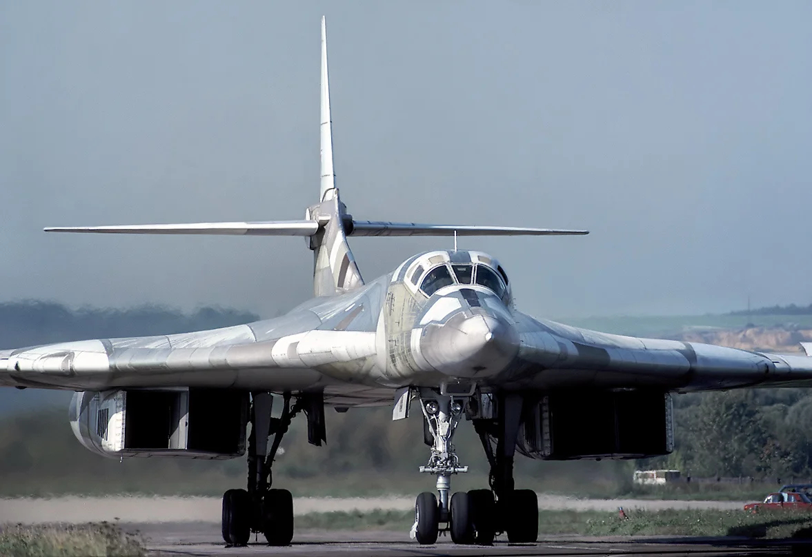 Стратегический бомбардировщик Ту-160 в 1993 году. Фото: <a href="https://commons.wikimedia.org/w/index.php?curid=18018713">Wikimedia Commons</a>, <a href="http://www.airliners.net/photo/Russia---Air/Tupolev-Tu-160/1226482/L/">Rob Schleiffert</a>, GFDL 1.2