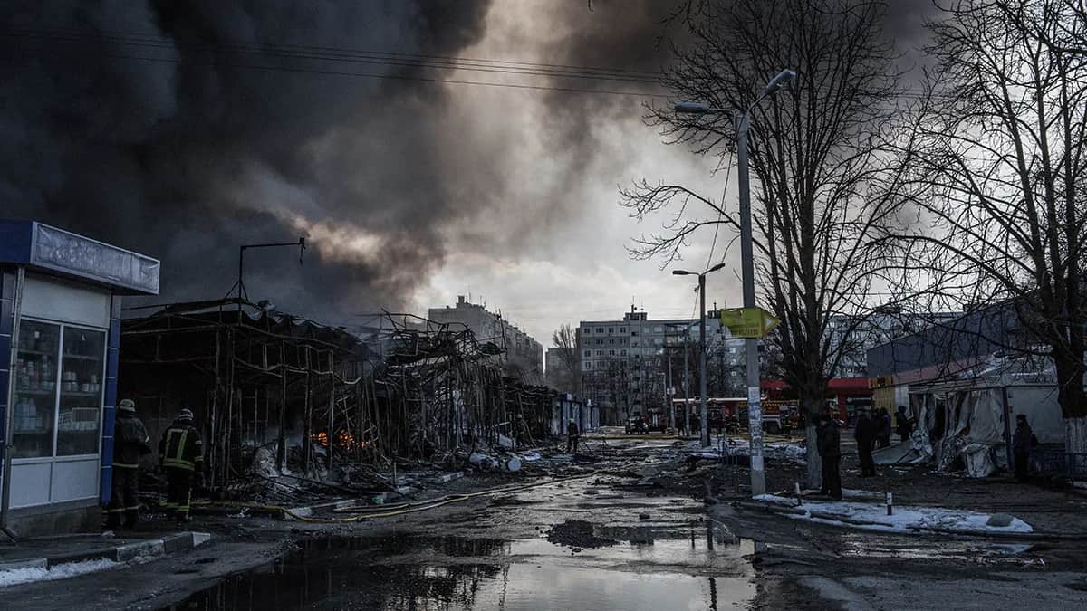 Дым от пожара на рынке в жилом районе Салтовка в Харькове после обстрела, Украина, 16 марта 2022 года. Фото: Andrea Carrubba / Anadolu Agency / Getty Images