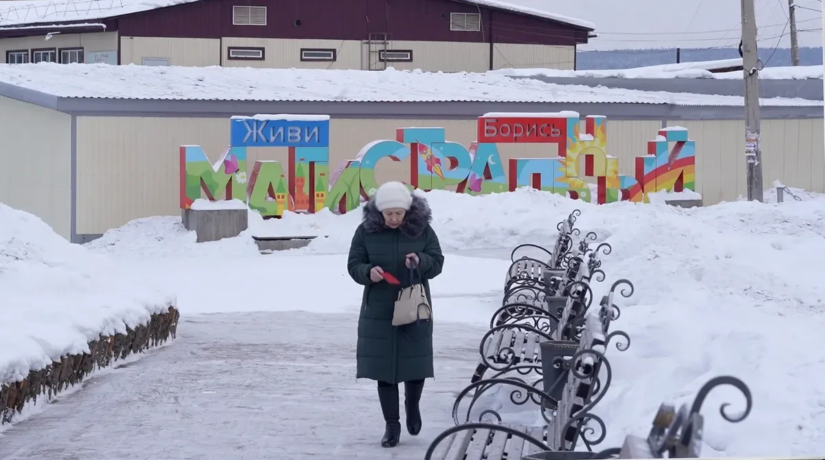 ‘Live. Fight’: a mural in the village of Magistralny, Irkutsk region. <a href="https://www.youtube.com/watch?v=NjrPBmXX3vo" rel="noopener noreferrer" title="https://www.youtube.com/watch?v=NjrPBmXX3vo">A shot from the film “Firewood for the mobilised”</a>