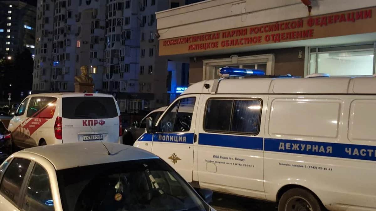 Машина полицейских у штаба КПРФ в Липецке, 31 июля 2025 года. Фото:&nbsp;<a target="_blank" data-stringify-link="https://t.me/obkom48/9480" data-sk="tooltip_parent" href="https://t.me/obkom48/9480" rel="noopener noreferrer">Липецкий обком КПРФ</a>