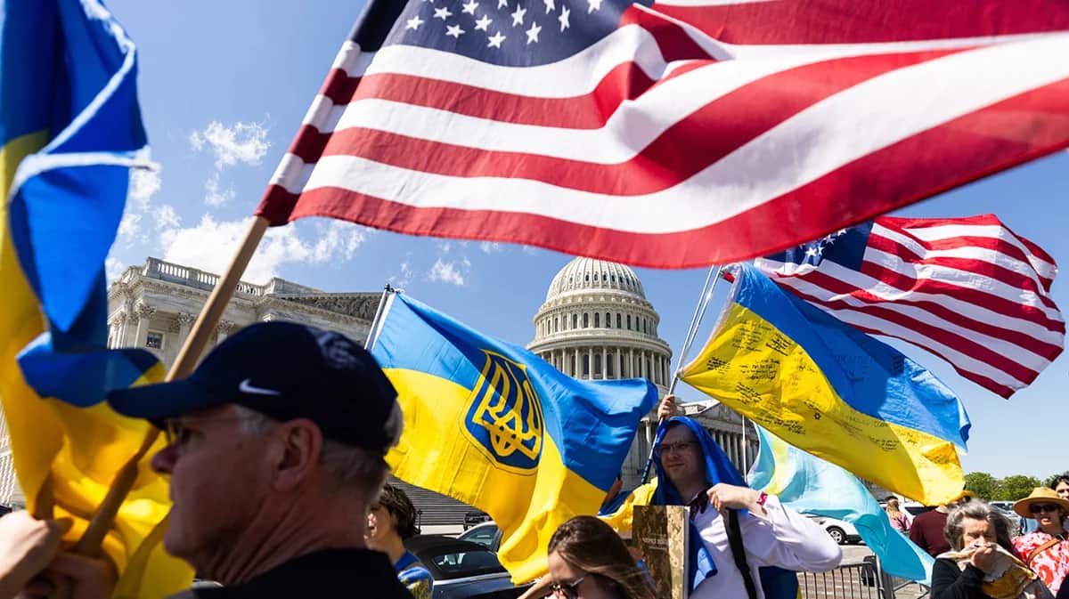 Сторонники Украины размахивают американскими и украинскими флагами у здания Капитолия США после того, как Палата представителей одобрила пакеты иностранной помощи Украине, а также Израилю и Тайваню в Капитолии США в Вашингтоне, округ Колумбия, США, 20 апреля 2024 года. Фото: Jim Lo Scalzo / EPA-EFE