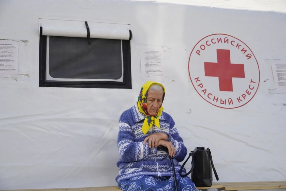 An elderly woman evacuated from the Kursk region amid the Ukrainian incursion into Russia waits to receive aid and medical care from the Russian Red Cross, 10 September 2024. Photo: EPA-EFE/STRINGER