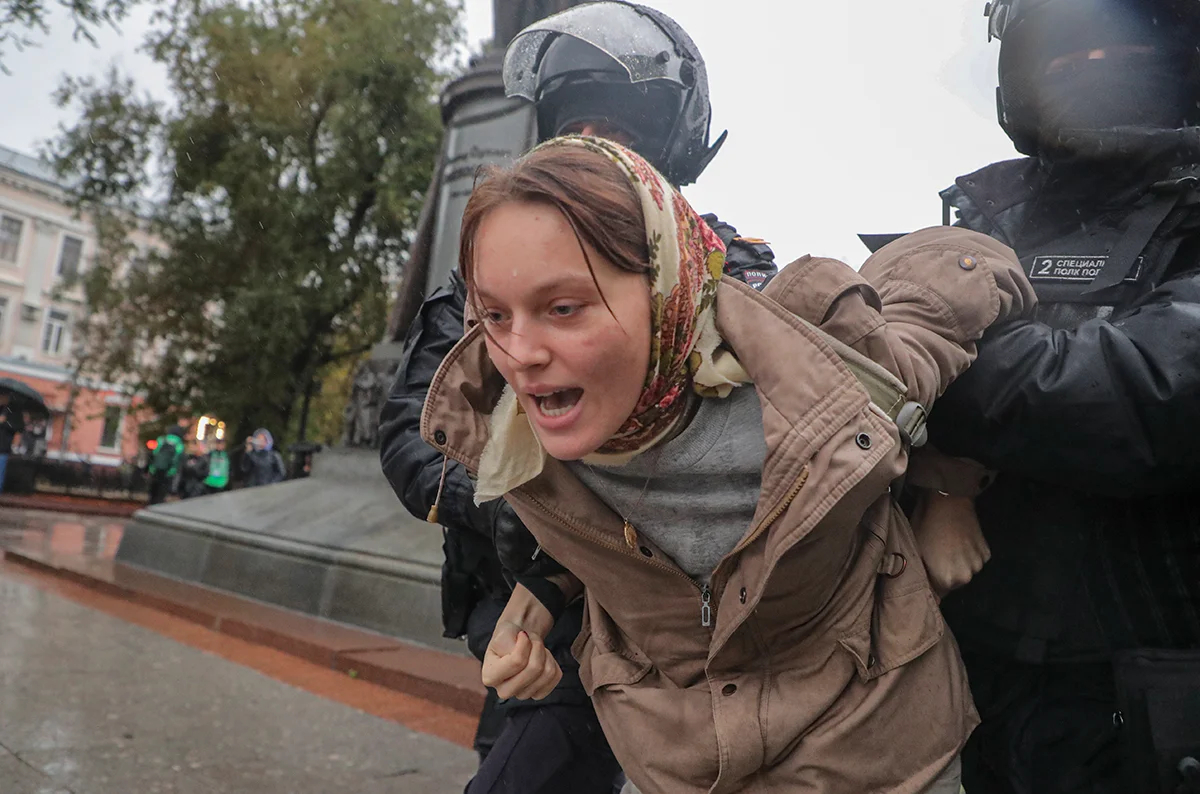 Российские полицейские задерживают девушку, принимавшую участие в несанкционированной акции протеста против частичной военной мобилизации, Москва, Россия, 24 сентября 2022 года. Фото: Максим Шипенков / EPA