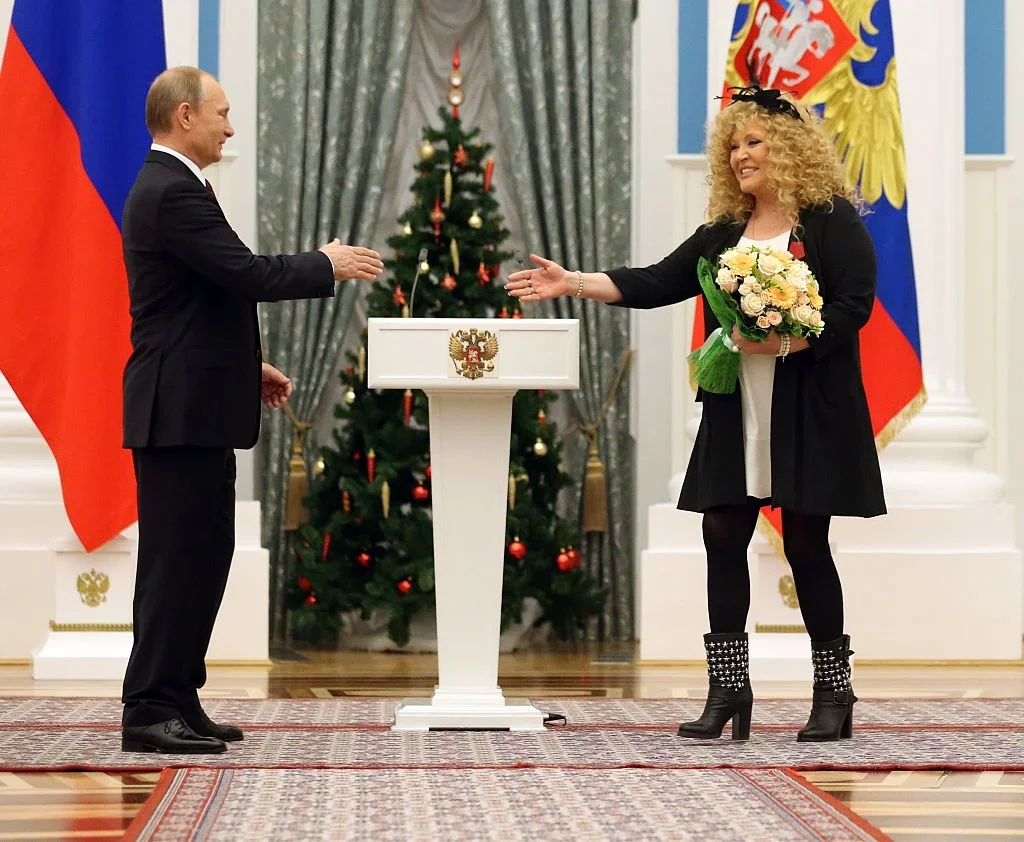Vladimir Putin and Alla Pugacheva at an award ceremony in the Kremlin. Photo: Sasha Mordovets / Getty Images