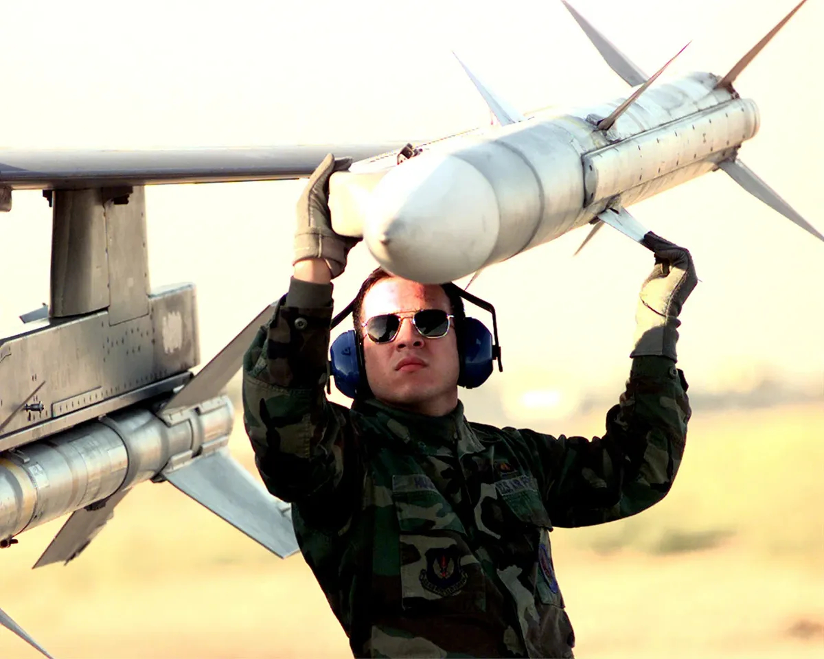 Американская управляемая ракета класса «воздух—воздух» AIM-120 AMRAAM. Фото: Wikimedia