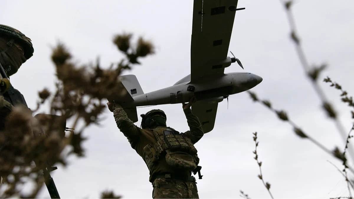 Украинские военнослужащие готовят беспилотник к полету, Харьковская область, Украина, 24 сентября 2025 года. Фото: Yevhen Titov / EPA