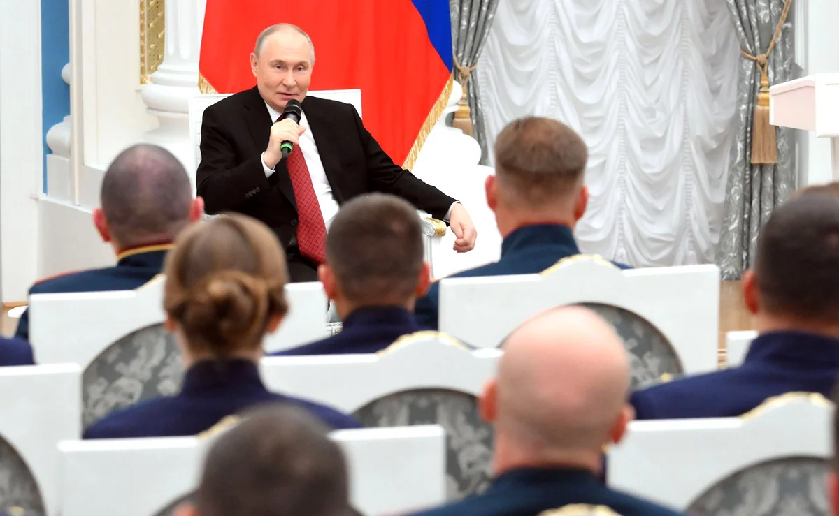 Владимир Путин на встрече с участниками образовательной программы «Время героев», 12 июня 2025 года. Фото: Григорий Сысоев / <a data-sk="tooltip_parent" data-stringify-link="http://kremlin.ru" href="http://kremlin.ru/" rel="noopener noreferrer" target="_blank">kremlin.ru</a>