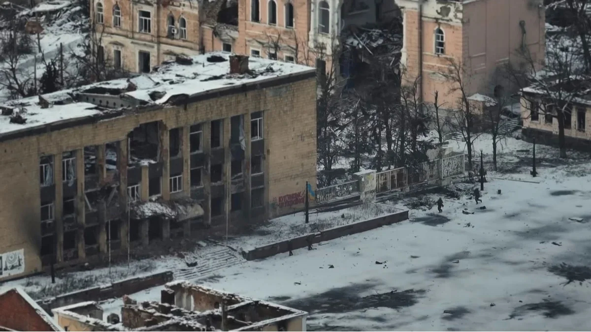 Ukrainian soldiers running toward the Kupyansk city administration building. Photo: <a href="https://www.facebook.com/reel/766191142519985/?__cft__%5b0%5d=AZbnQSffnR3jLKdDaXEREOsSKYIxAev5uo_xXoD3Z_hGQiVYC280RumlonbxF7N-4xpM0ZaRgQhESbPbNKQXtzy6-VlvkSUa5lzO8LViGz4_G_4fIA8Ypc4NsY8tW29HsnN-23OQgjNLsrkAoeJWbkOSI90n-ayTHBjkxlVNh8_u2BkbGqdNg0S7g9LmNZB3V8UHn14AafFMwsqmtnLiw6GI&amp;__tn__=%2CO%2CP-R" rel="noopener noreferrer" title="https://www.facebook.com/reel/766191142519985/?__cft__%5b0%5d=AZbnQSffnR3jLKdDaXEREOsSKYIxAev5uo_xXoD3Z_hGQiVYC280RumlonbxF7N-4xpM0ZaRgQhESbPbNKQXtzy6-VlvkSUa5lzO8LViGz4_G_4fIA8Ypc4NsY8tW29HsnN-23OQgjNLsrkAoeJWbkOSI90n-ayTHBjkxlVNh8_u2BkbGqdNg0S7g9LmNZB3V8UHn14AafFMwsqmtnLiw6GI&amp;__tn__=%2CO%2CP-R">Khartiya Corps</a>