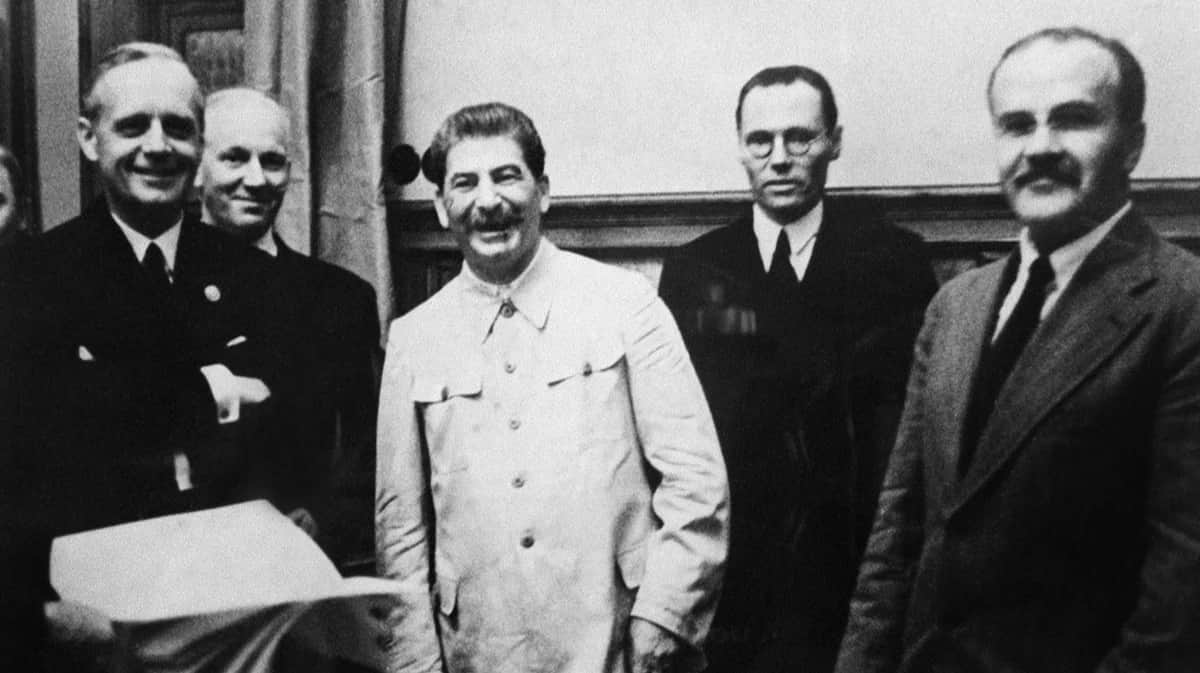Министр иностранных дел нацистской Германии Иоахим фон Риббентроп (слева), заместитель госсекретаря Германии Фридрих Гаус, Иосиф Сталин и министр иностранных дел СССР Вячеслав Молотов (справа) позируют в Кремле в Москве после подписания советско-германского пакта о ненападении, 23 августа 1939 года. Фото: AFP / Scanpix / LETA