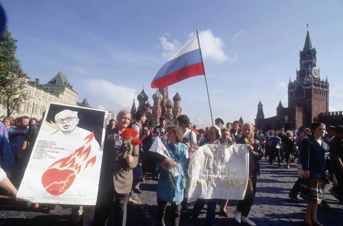 Протестующие идут маршем по Красной площади после провалившегося августовского путча, 22 августа 1991 года. Фото: Alain Nogues / Sygma / Sygma / Getty Images