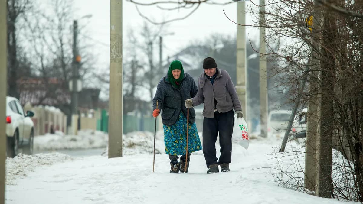 Two elderly villagers endure cold weather in Peresecina, 39km north of the Moldovan capital Chisinau. Photo: EPA-EFE/DUMITRU DORU
