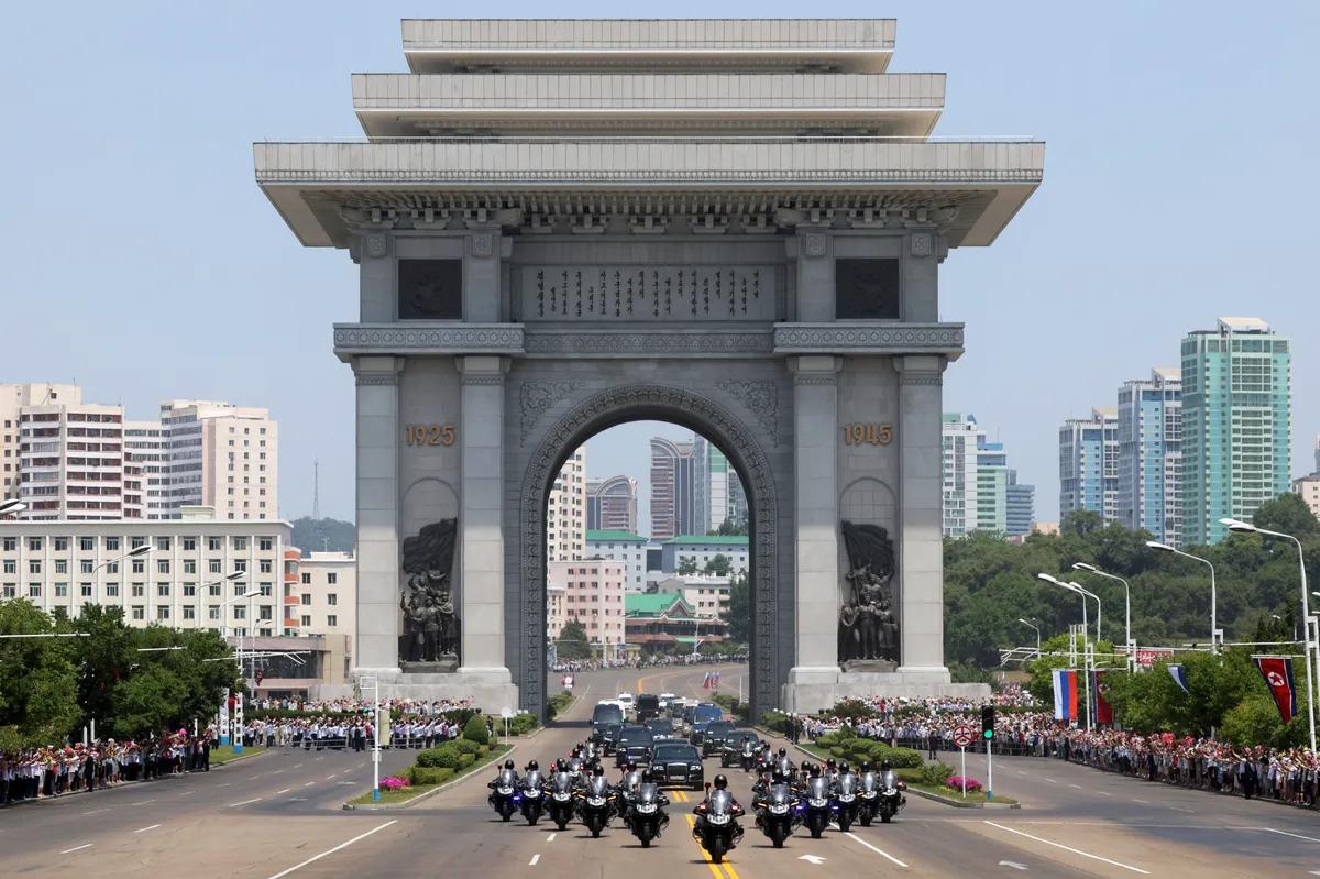 A motorcade carrying Putin and Kim passes through Pyongyang’s Arch of Triumph on 19 June 2024. Photo: EPA-EFE / GAVRIIL GRIGOROV / SPUTNIK / KREMLIN POOL 