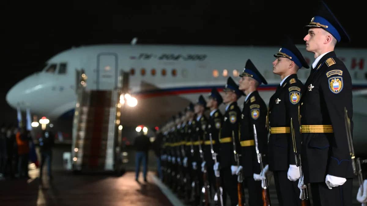 An honour guard at Moscow’s Vnukovo Airport awaits the arrival of eight freed Russian prisoners from Ankara, 1 August 2024. Photo: EPA-EFE/KIRILL ZYKOV/SPUTNIK/KREMLIN POOL