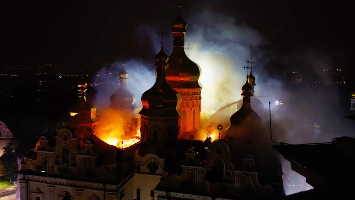 Ликвидация последствий российских ударов на территории Киево-Печерской лавры, Киев. Фото: Telegram / ДСНС України