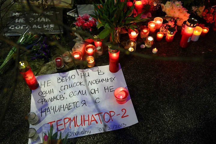 Акция памяти Алексея Навального в Лиссабоне, 1 марта 2024 года. Политика похоронили в Москве под музыку из «Терминатора 2», поскольку ему очень нравился этот фильм. Фото: Antonio Cotrim / EPA-EFE