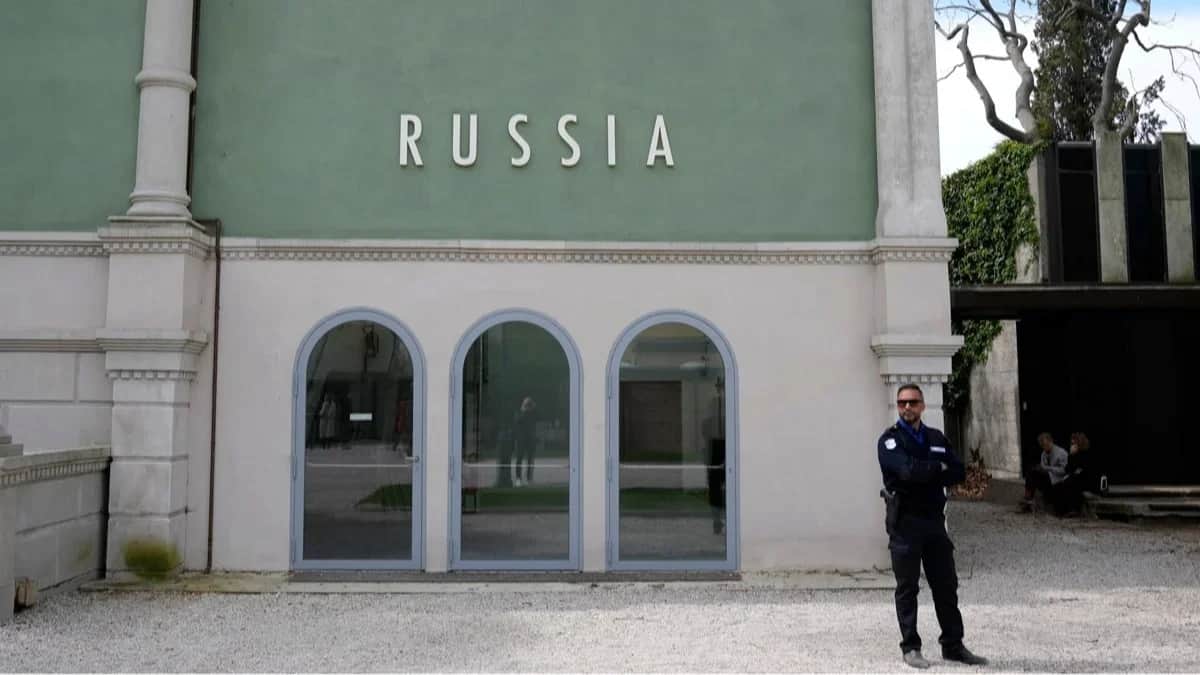 A security guard stands outside the closed Russian pavilion at the 59th Venice Biennale of Contemprary Art, Venice, 19 April 2022. Photo: Antonio Calanni / AP Photo / Scanpix / LETA<br>