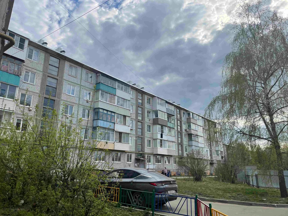 Пострадавшая от взрывной волны пятиэтажка. Сейчас все выбитые стекла уже на месте. Фото: «Новая газета Европа»