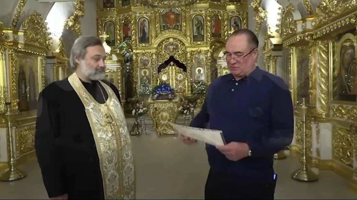 Михаил Данилов передает мощи&nbsp;святого Николая Чудотворца Храму Знамения иконы Божией Матери. Фото: Mash / Telegram