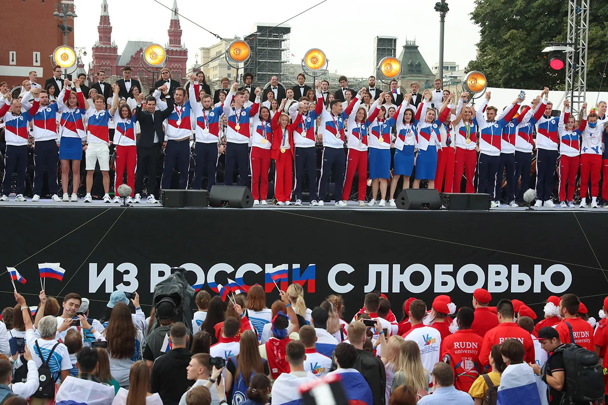 Олимпийцы на Красной площади в 2021. Фото: <a data-sk="tooltip_parent" data-stringify-link="http://rpcsport.ru" href="http://rpcsport.ru/" rel="noopener noreferrer" target="_blank">rpcsport.ru</a>