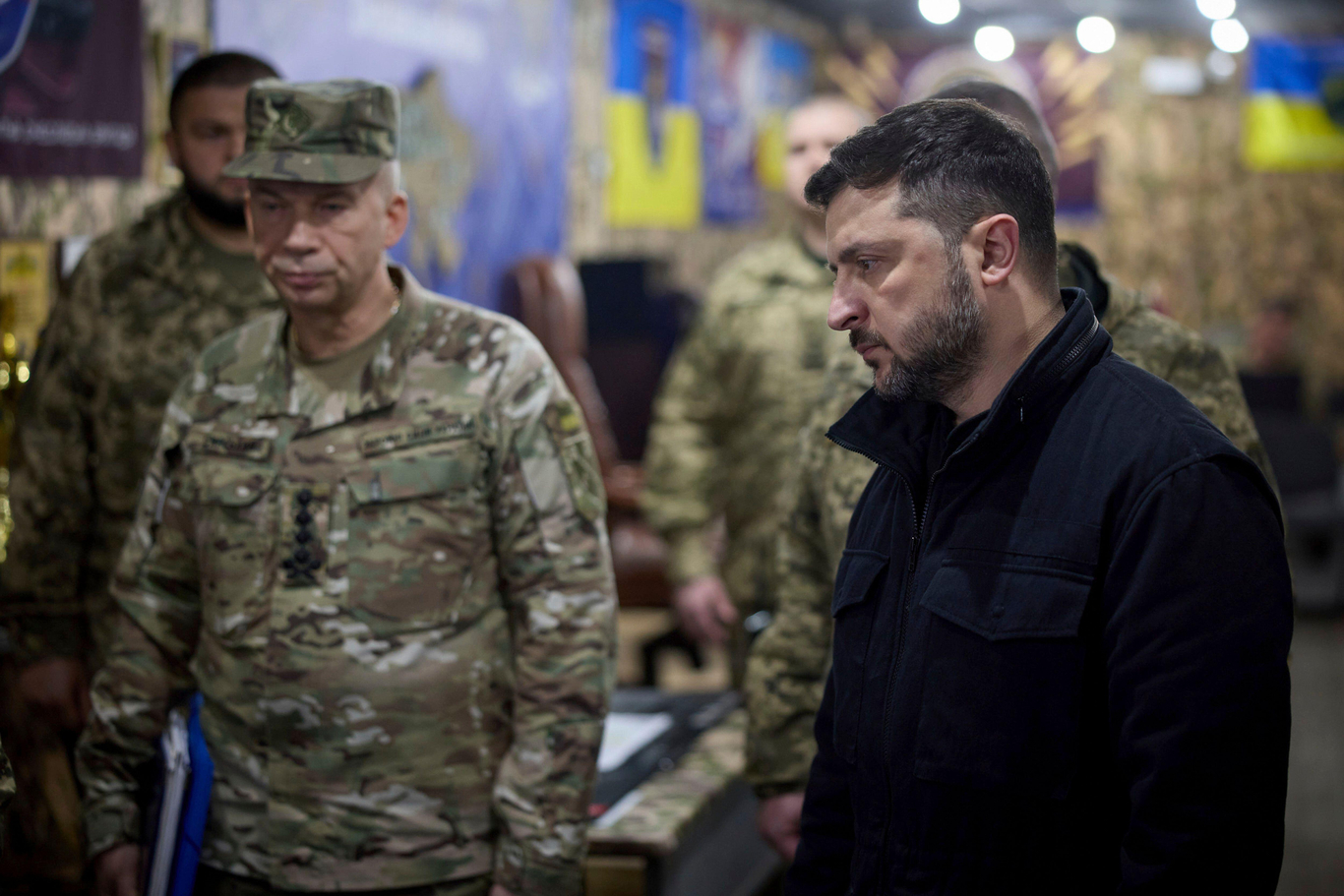 Президент Украины Владимир Зеленский и главнокомандующий Вооруженными силами Украины Александр Сырский (слева) слушают доклад об оборонительных операциях на Добропольском направлении, Украина, 4 ноября 2025 года. Фото: Офис Президента Украины / Alamy Live News / Vida Press
