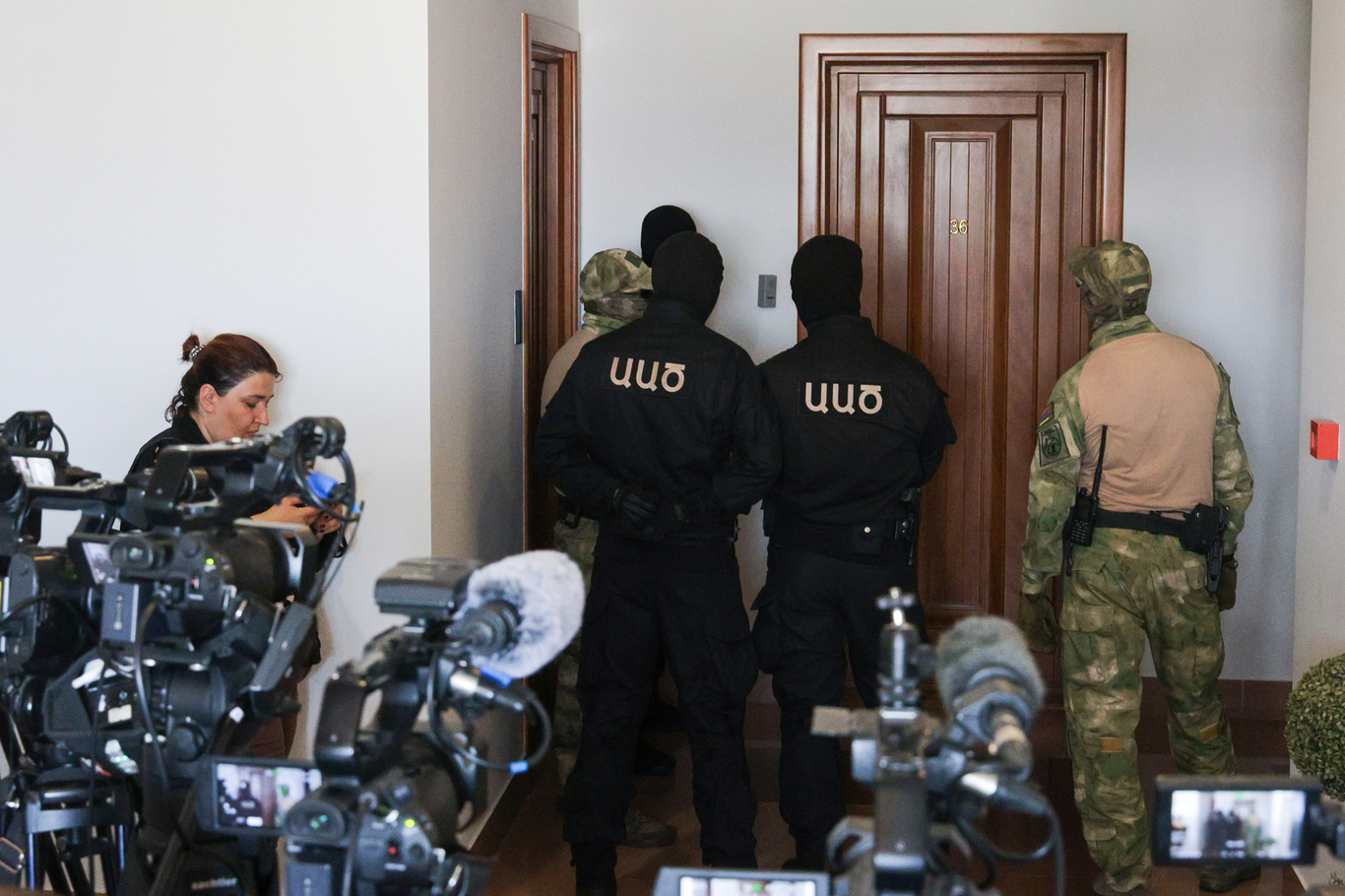 Сотрудники правоохранительных органов возле квартиры Левона Кочаряна, депутата Национального собрания Армении от фракции «Армения» и сына бывшего президента Армении Роберта Кочаряна. Ереван, Армения. 25 августа 2026 года. Фото: Александр Патрин / ТАСС / ZUMA Press / Scanpix / LETA