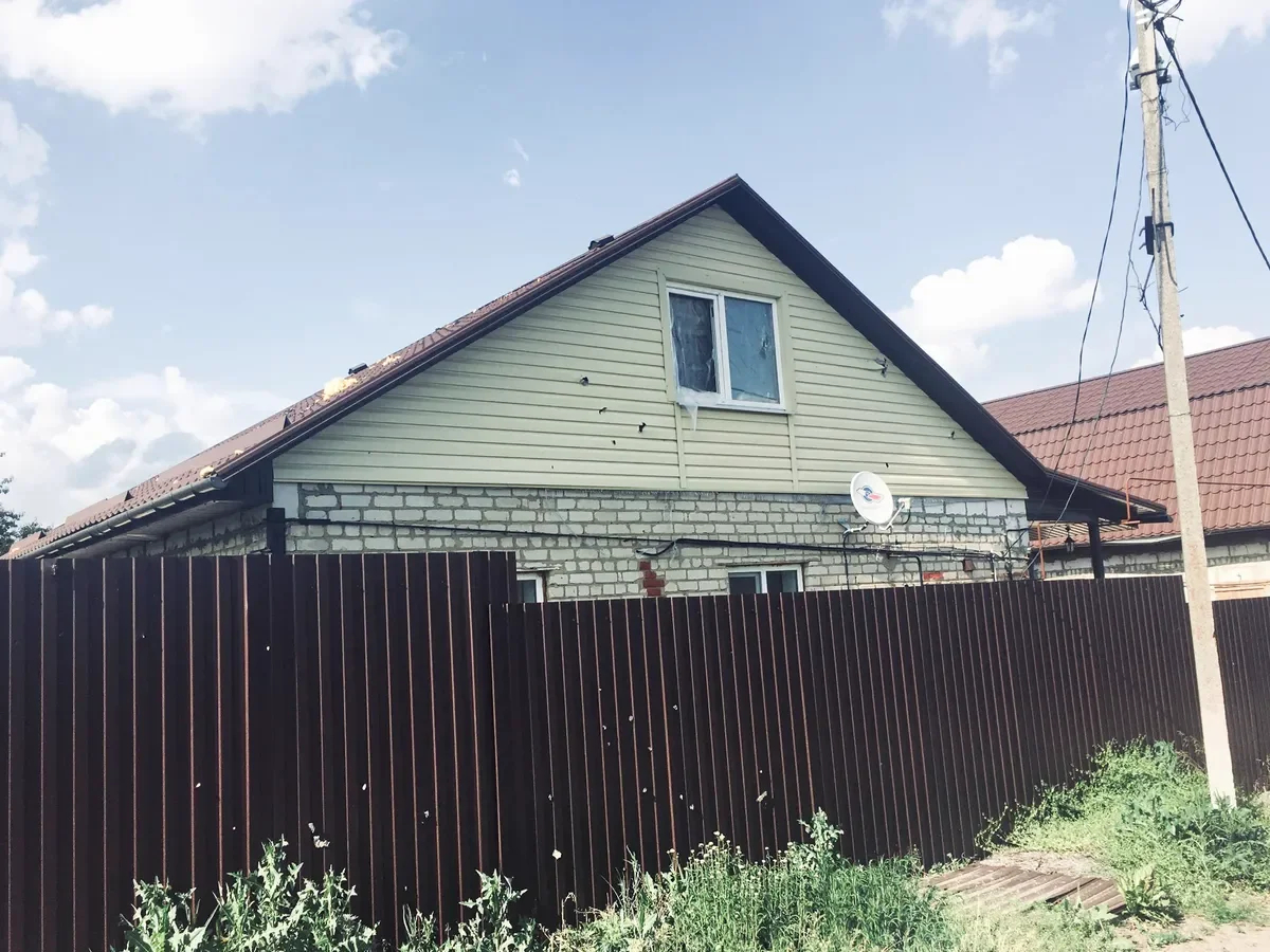 A house in Zhuravlevka, damaged by shrapnel. Photo: Vitaly Luchnikov