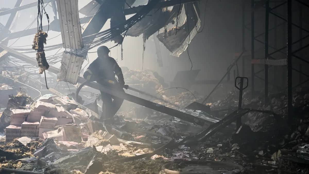 Ukrainian rescuers work clearing the site of the bombed Faktor-Druck printing house in Kharkiv, Ukraine, 23 May 2024. Photo: EPA-EFE / SERGEY KOZLOV
