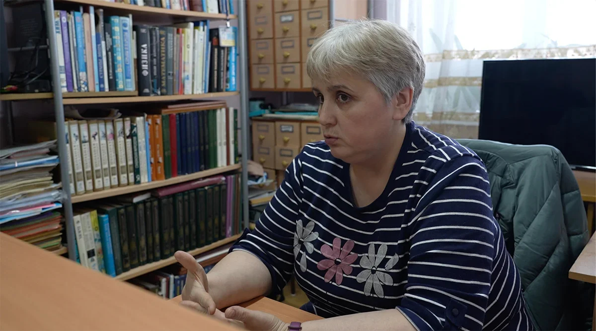 Librarian Lyubov, mother of a mobilised soldier. <a href="https://www.youtube.com/watch?v=NjrPBmXX3vo" rel="noopener noreferrer" title="https://www.youtube.com/watch?v=NjrPBmXX3vo">A shot from the film “Firewood for the mobilised”</a>