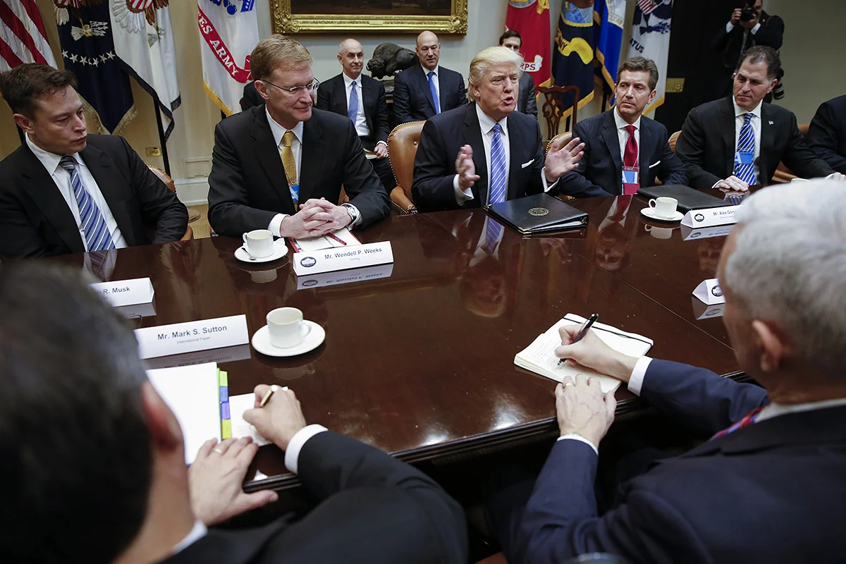 Дональд Трамп вместе с Илоном Маском (слева), генеральным директором Corning Уэнделлом Уиксом (справа), генеральным директором Johnson &amp; Johnson Алексом Горски (справа) и генеральным директором Dell Technologies Майклом Деллом (справа) выступают с речью на встрече с лидерами бизнеса в зале Рузвельта Белого дома в Вашингтоне, США, 23 января 2017. Фото: Shawn Thew / EPA
