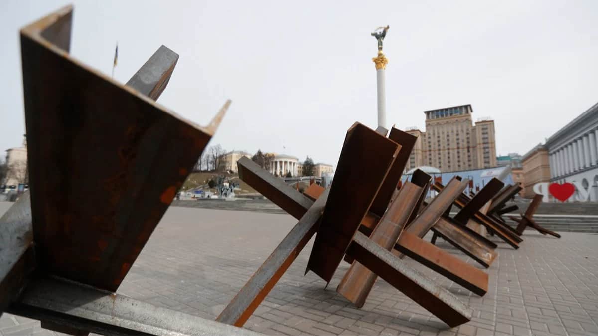 Противотанковые ежи на улице в центре Киева, 12 марта 2022 года. Фото: Zurab Kurtsikidze / EPA