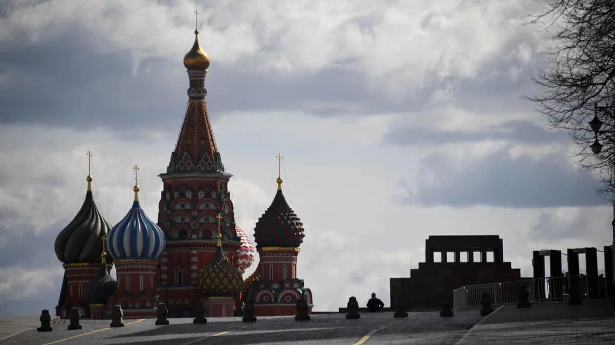 Вид на собор Василия Блаженного и мавзолей Ленина на Красной площади в Москве, 6 апреля 2020 года. Фото: Александр Неменов / AFP / Scanpix / LETA