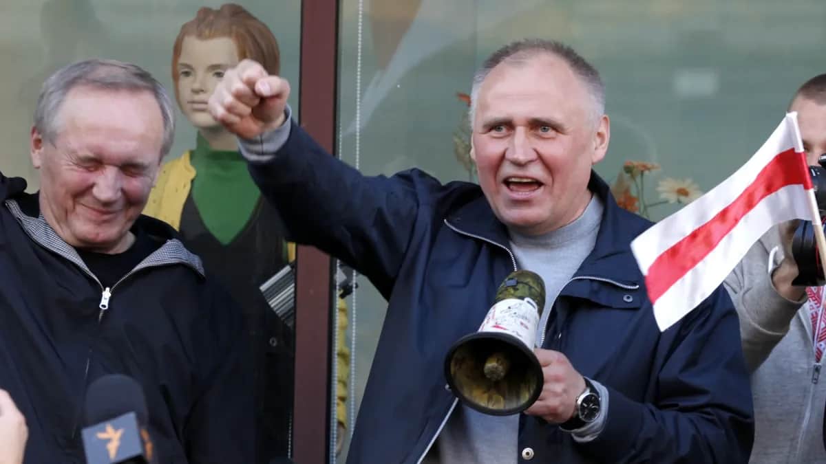 Mikalai Statkevich addresses protesters at an opposition rally in Minsk, Belarus, 10 September 2015. Photo: EPA / Tatyana Zenkovich