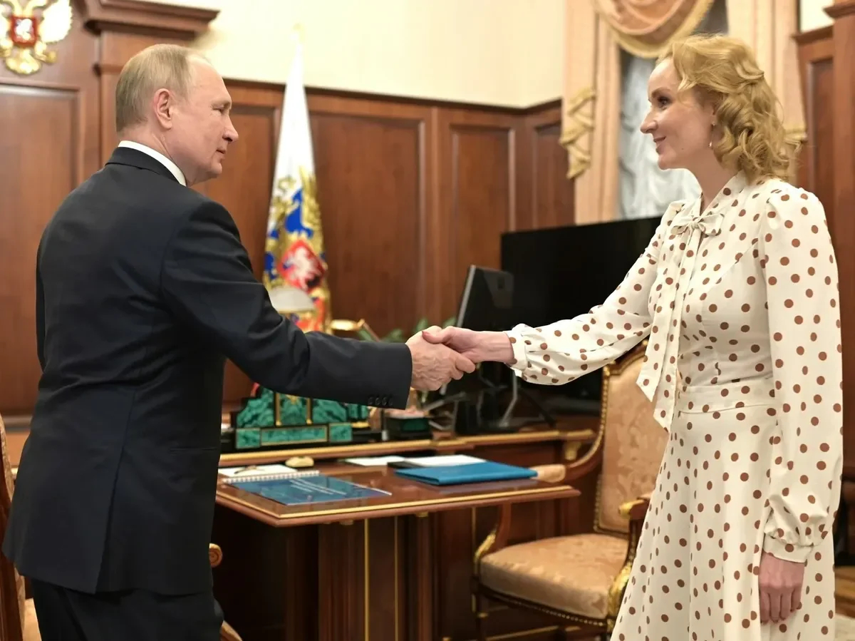 Vladimir Putin and Maria Lvova-Belova. Photo: <a href="https://commons.wikimedia.org/w/index.php?curid=129734097" rel="noopener noreferrer" title="https://commons.wikimedia.org/w/index.php?curid=129734097">Wikimedia Commons</a>, CC BY 4.0