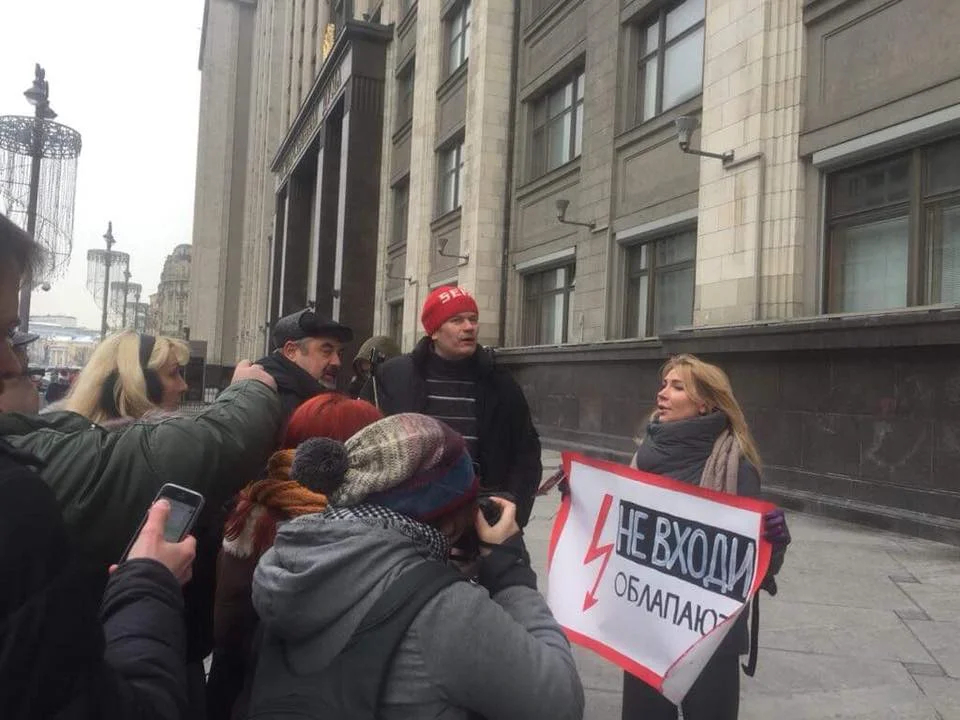 Движение #MeToo в России: правозащитница Алена Попова стоит в пикете против домогательств во время комиссии по этике, проходящей в Госдуме по поводу харрасмента депутата Леонида Слуцкого. Независимые журналистки обвинили его в домогательствах. Фото: фейсбук