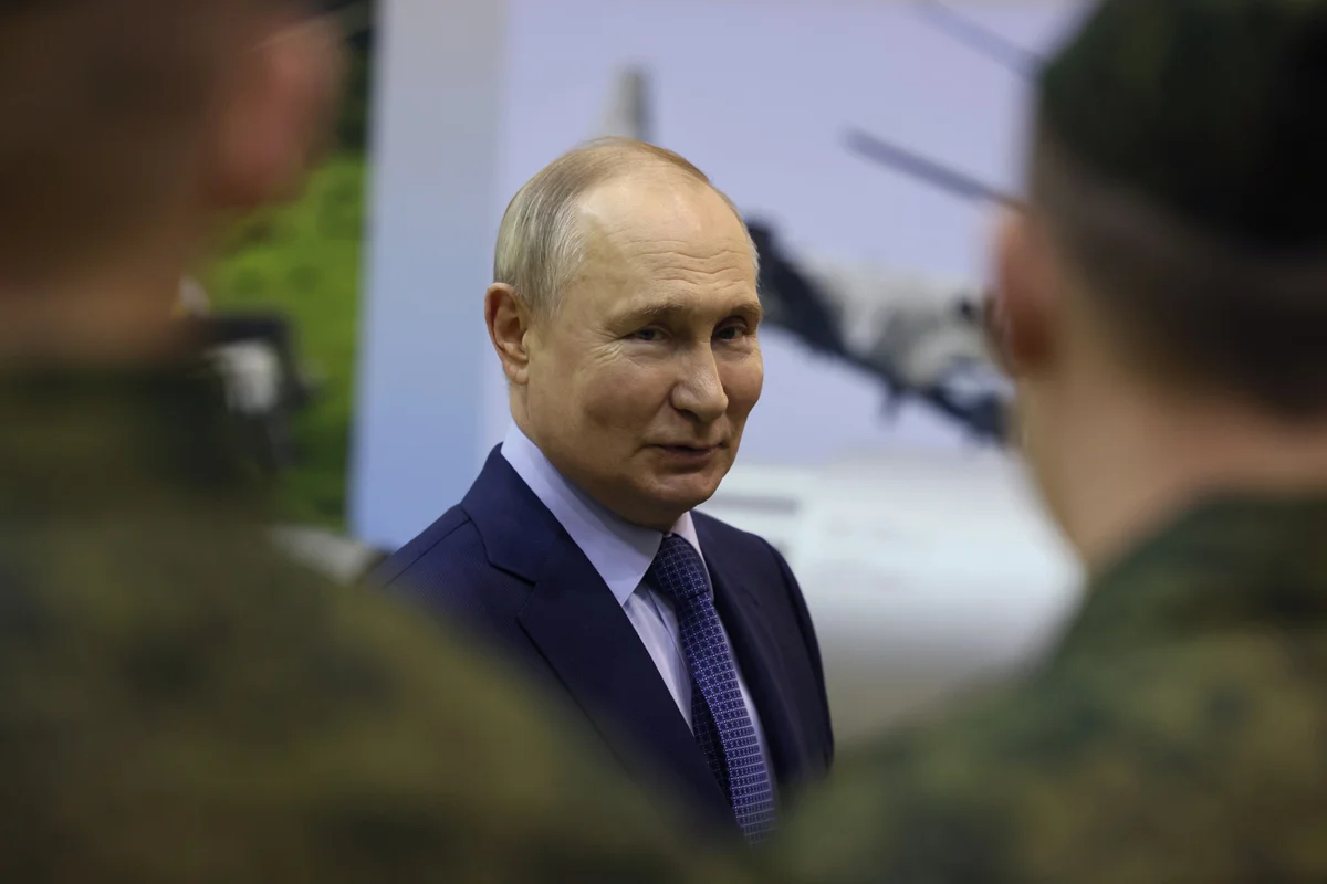 Владимир Путин беседует с военными летчиками во время посещения Государственного центра по развертыванию и переучиванию летного состава Министерства обороны РФ в Торжке, Тверская область, 27 марта 2024 г. Фото: Михаил Метцель / Спутник / Kremlin / EPA-EFE
