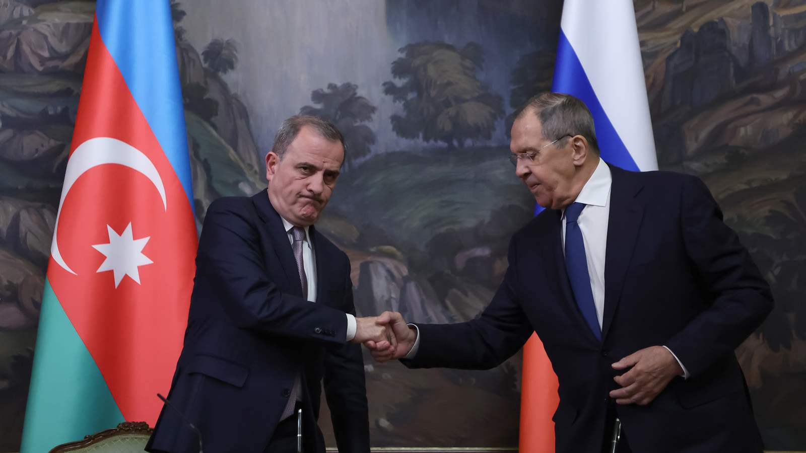 Министр иностранных дел Азербайджана Джейхун Байрамов и министр иностранных дел России Сергей Лавров жмут руки во время совместной пресс-конференции в Москве, 17 июля 2026 года. Фото: Сергей Ильницкий / EPA<br>