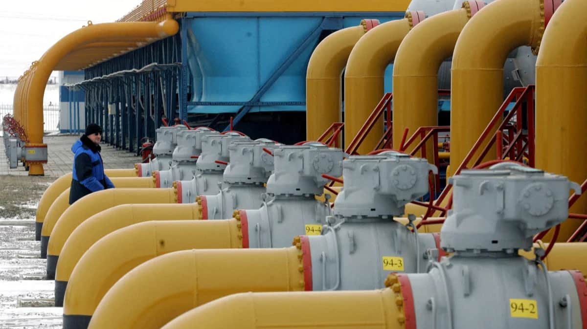 Трубы на компрессорно-распределительной станции газопровода Уренгой-Помары-Ужгород недалеко от Курска, 4 января 2006. Фото: Сергей Карпухин / Reuters / Scanpix / LETA