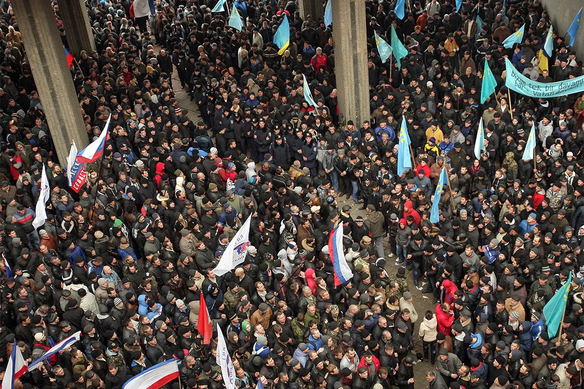 Пророссийские активисты, крымско-татарские протестующие и сторонники Майдана возле здания парламента в Симферополе, Крым, Украина, 26 февраля 2014 года. Фото: Артур Шварц / EPA