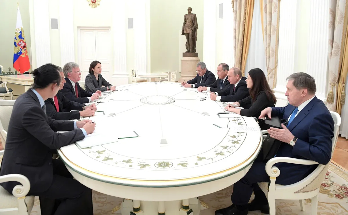 Фиона Хилл (слева) на встрече Президента России Владимира Путина с советником Президента США по национальной безопасности Джоном Болтоном.Москва, Кремль, 27 июня 2018 года. Фото: <a href="https://commons.wikimedia.org/w/index.php?curid=70288557">Wikimedia Commons</a>, Kremlin.ru, CC BY 4.0