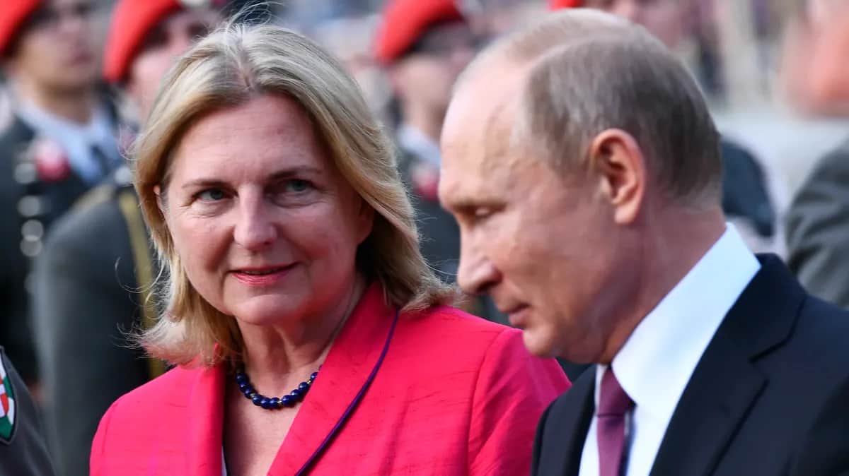 Бывший министр иностранных дел Австрии Карин Кнайсль и Владимир Путин во время посещения Памятника советским воинам в Вене, 2018 год. Фото: EPA-EFE / CHRISTIAN BRUNA