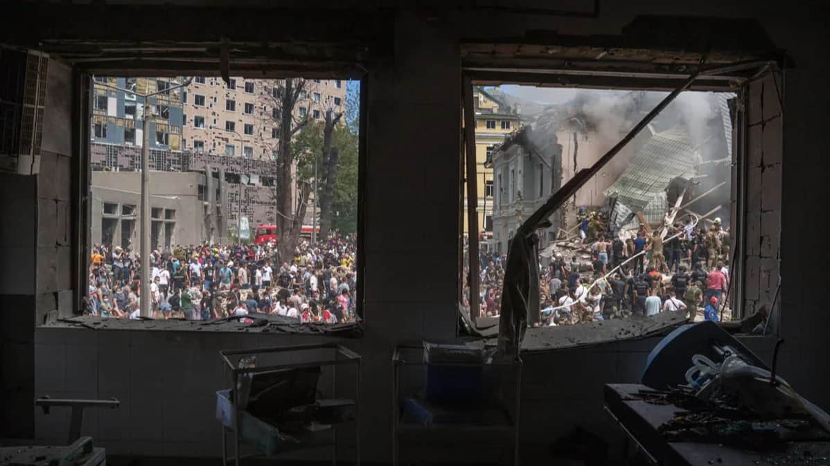 The aftermath of the Russian missile strike on Kyiv’s Okhmatdyt Children’s Hospital, 8 July 2024. Photo: Yevgeny Maloletka / AP Photo / Scanpix / LETA