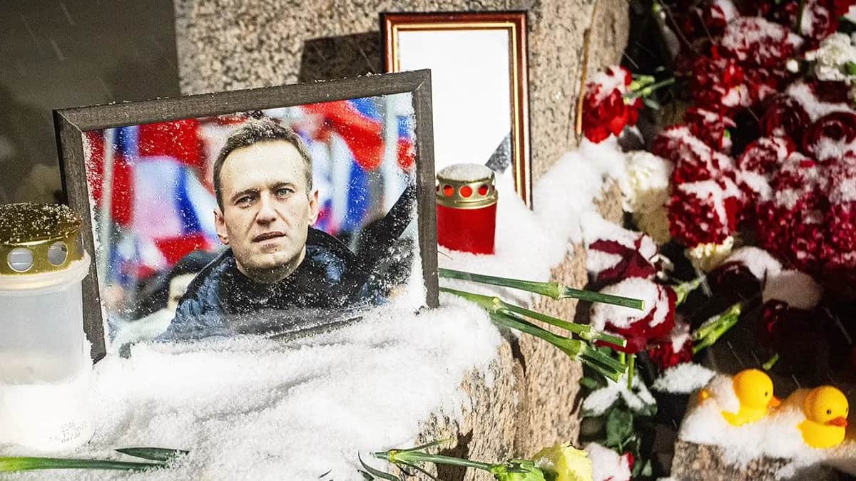 Мемориал Алексею Навальному на Воскресенской набережной в Санкт-Петербурге, 16 февраля 2024 года. Фото: Артём Приахин / SOPA Images / Sipa USA / Vida Press